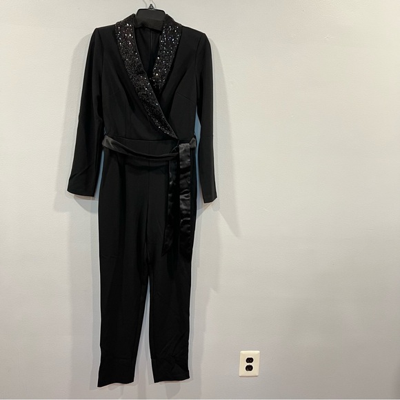 ADRIANNA PAPELL Black Long Sleeve Tuxedo Jumpsuit With Sequin
